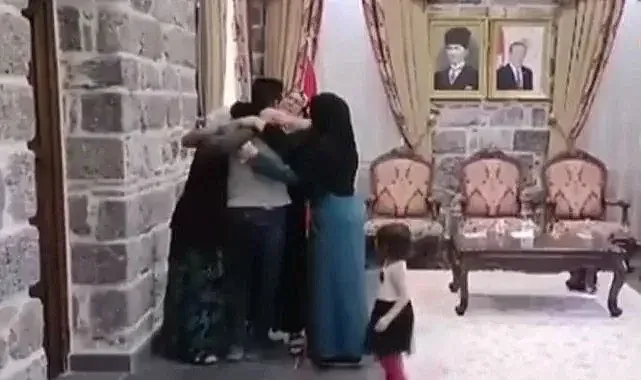 Akçakale Sınır Kapısı'nda ailesine kavuştu