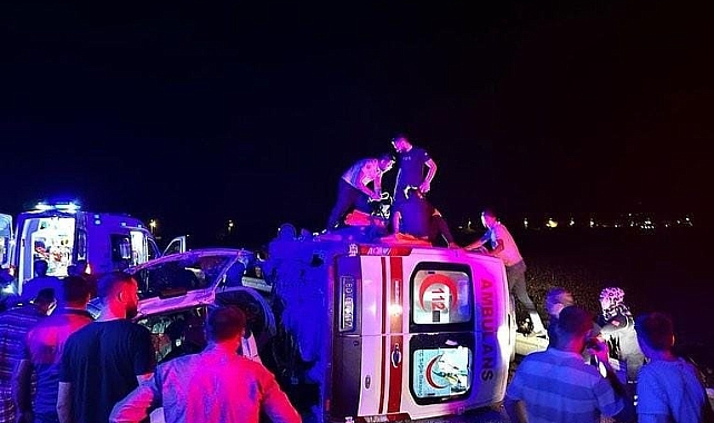 Ambulansla otomobil kafa kafaya çarpıştı: 3 ölü, 3 yaralı