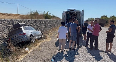 Araç kamyon dorsesine çarptı: 5 yaralı