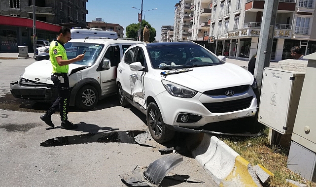 Araçlar çarpıştı: 3 yaralı