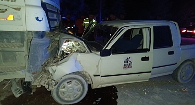 Beton mikseri ile pikapla çarpıştı: Yaralılar var