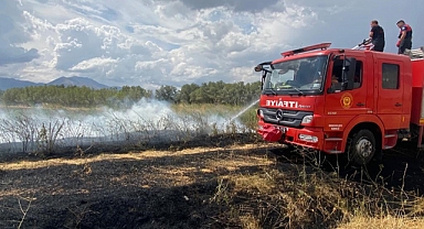 Boş arazide çıkan ot yangını söndürüldü