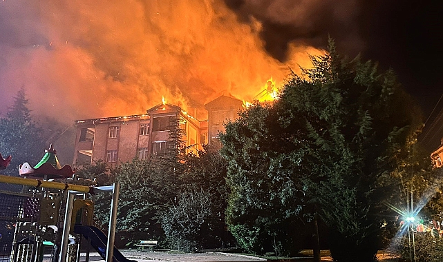 Çatı yangını, alevler gökyüzünü kapladı
