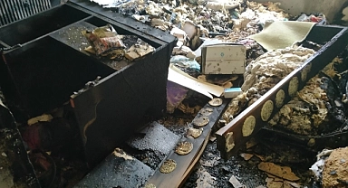 Çıkan yangında bir ev küle döndü