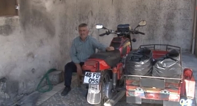 Depremde duvarları yıkılan iş yerinde kömür satmaya devam ediyor