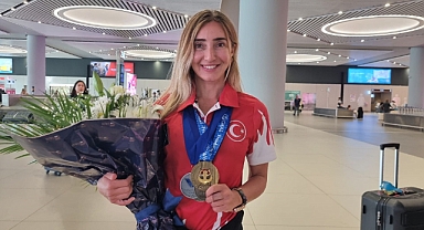 Dünya üçüncüsü Şahika Ercümen yurda döndü