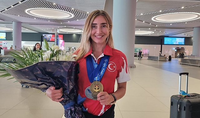 Dünya üçüncüsü Şahika Ercümen yurda döndü
