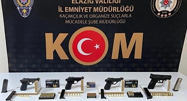 Durdurulan araçta çok sayıda silah ve fişek ele geçirildi