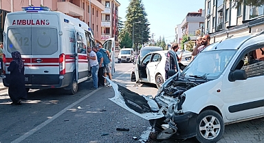  Düzce’de hafif ticari araç otomobille çarpıştı: 1'i bebek 5 yaralı