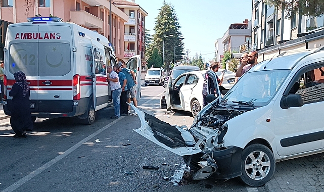  Düzce’de hafif ticari araç otomobille çarpıştı: 1'i bebek 5 yaralı
