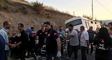 Elazığ’da tekeri patlayan midibüs su kanalına düştü: 13 yaralı