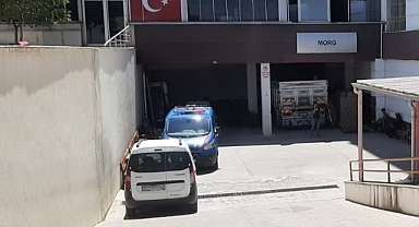 Eşini baltayla öldürdü