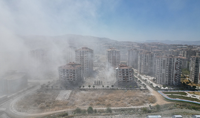 Evlerinin patlayıcı ile yıkılmasını gözyaşları içinde izlediler
