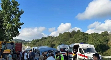 Feci kazada 2 minibüs çarpıştı: 15 yaralı