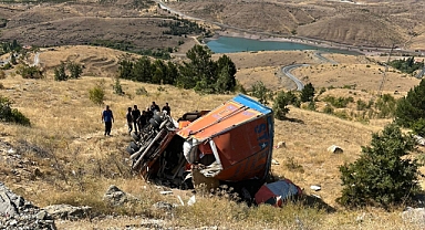 Freni patlayan kamyon şarampole devrildi: 2 ölü, 2 yaralı