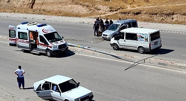 Hafif ticari araç direği yıktı geçti: 1 yaralı