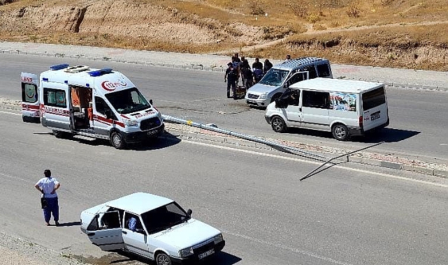 Hafif ticari araç direği yıktı geçti: 1 yaralı
