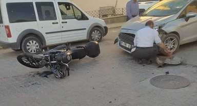 Hafif ticari araç ile motosiklet çarpıştı :1 yaralı