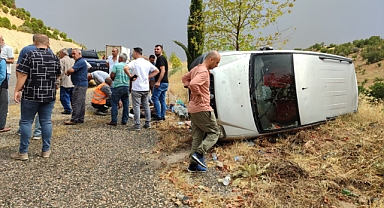  Hafif ticari araç ile otomobil çarpıştı: 4 yaralı