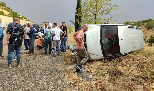  Hafif ticari araç ile otomobil çarpıştı: 4 yaralı