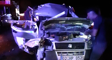  Hafif ticari araç ile tır çarpıştı: 2 yaralı