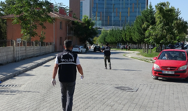 Husumetlisini hastane otoparkında başından vurdu