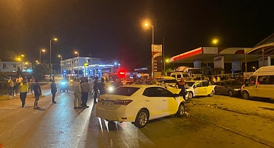 İki araç çarpıştı: 5 yaralı