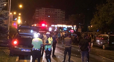 İki araç çarpıştı, biri alev topuna döndü