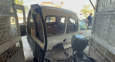 İki araç çarpıştı, birisi sürüklenerek dükkana girdi: 2 yaralı