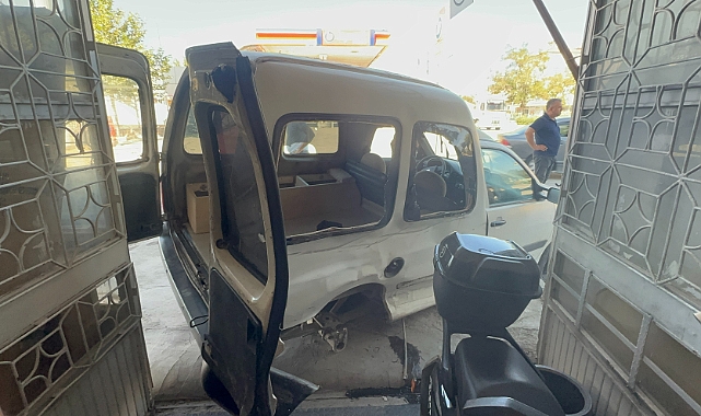 İki araç çarpıştı, birisi sürüklenerek dükkana girdi: 2 yaralı