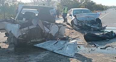 İki aracın kafa kafaya çarpıştığı kaza kamerada