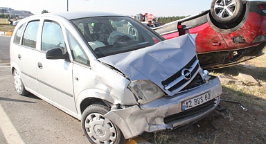 İki otomobil çarpıştı: 6 yaralı