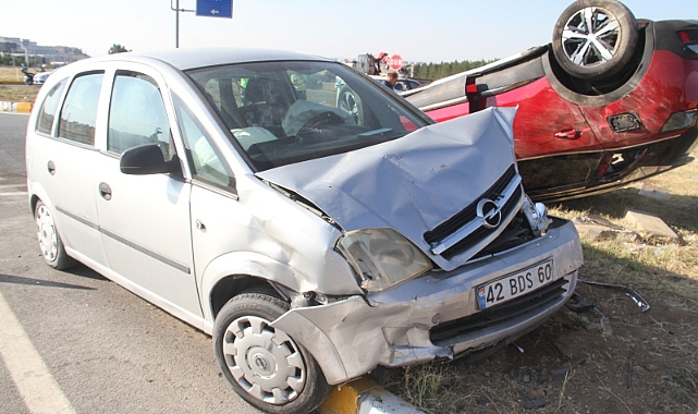 İki otomobil çarpıştı: 6 yaralı