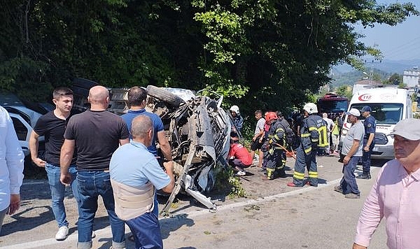 İşçileri taşıyan minibüste feci kaza: Ölü ve yaralılar var