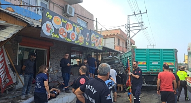 Kamyon ortalığı savaş alanına çevirdi: 2 yaralı