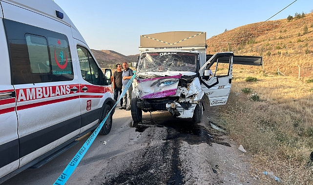 Kamyonet ile hafif ticari araç çarpıştı: 1 ölü, 3 yaralı
