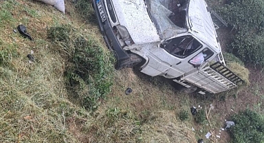 Kamyonet şarampole yuvarlandı: 3 ölü, 1 yaralı