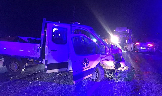 Kamyonetle ile otomobil çarpıştı: 9 yaralı