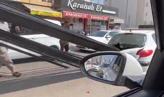 Kamyonetteki demir otomobile ok gibi saplandı