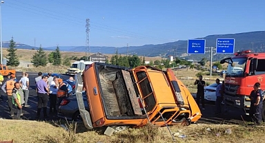 Karayolları aracı ile otomobil çarpıştı: 6 yaralı