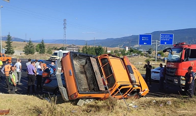 Karayolları aracı ile otomobil çarpıştı: 6 yaralı