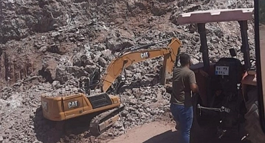 Kayaların operatörün üstüne düştü operatör feci şekilde hayatını kaybetti