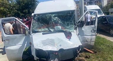 Kontrolden çıkan minibüs refüje çarptı: 8 yaralı