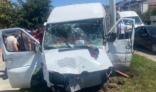 Kontrolden çıkan minibüs refüje çarptı: 8 yaralı