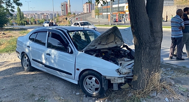 Kontrolden çıkan otomobil ağaca çarparak durabildi: 3 yaralı