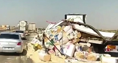 Kontrolden çıkan saman yüklü tır devrildi: 1 yaralı