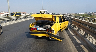 Lastiği patlayan tur minibüsü 3 araçlı kazaya neden oldu: 3 yaralı