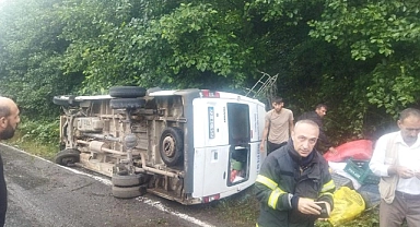 Mevsimlik işçileri taşıyan minibüs yan yattı: Yaralılar var