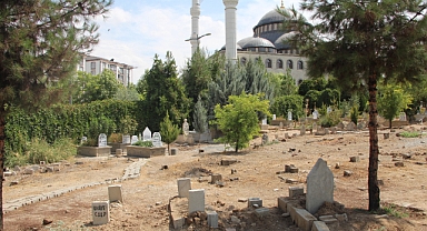 Mezarlıkta bebek cesedi bulundu