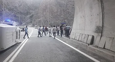 Minibüs devrildi: 11 yaralı